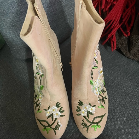 🌿Spring is here FOREVER 21 EMBROIDERED BOOTIES - Picture 2 of 3